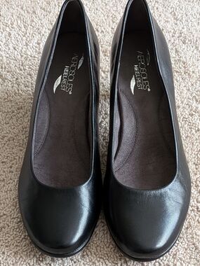 AEROSOLES Black Leather Rounded-Toe Comfort Low Heel Pumps. 10M New Without Box